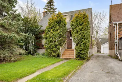 298 College Street, Kingston, On K7l 4m4