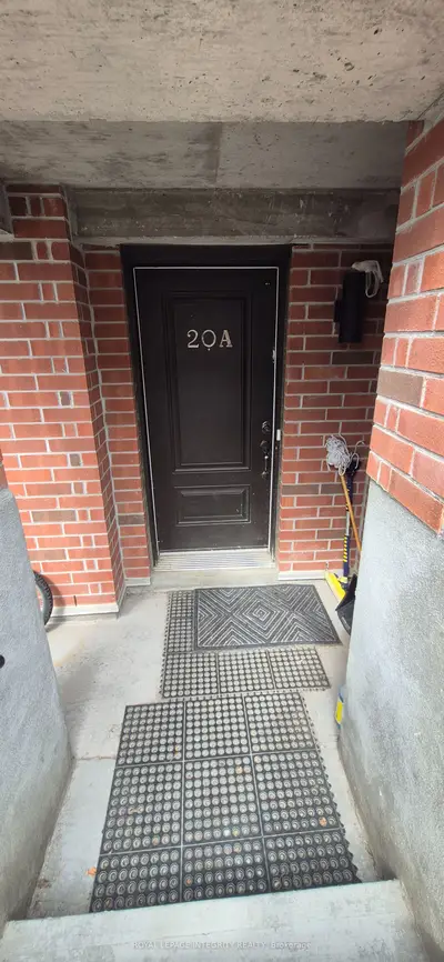 20 Jaguar Private A, Kanata, On K2v 0j3