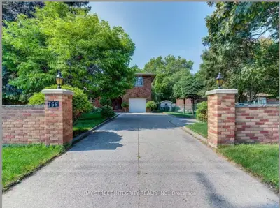 Upper 758 Bradley Avenue, London South, On N6e 1j9