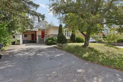 211 HARCOURT Avenue, Woodroffe, ON K2B 5C2