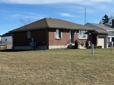 33374 Richmond Street, Lucan Biddulph, On N0m 2j0