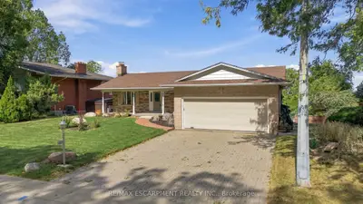26 Leslie Drive, Hamilton, On L8g 2r1