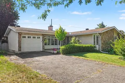 22 BOWMOOR Avenue, Cityview - Parkwoods Hills - Rideau Shore, ON K2E 6M4