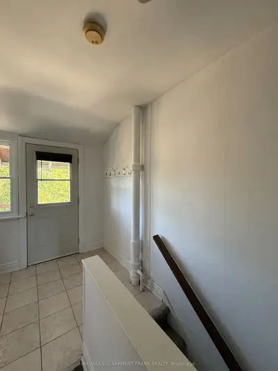 4 Undermount Avenue 3, Hamilton, On L8p 3z6