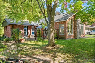 33 Rutherford Crescent, Kanata, On K2k 1n1