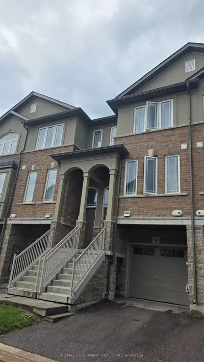 18 AQUA Lane, Hamilton, ON L0R 1P0