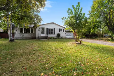 10 Robert Road, Perth, On K7h 2z8