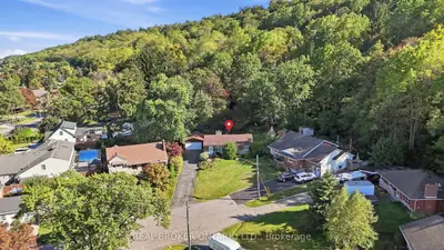 8 Hill Place, Hamilton, On L8g 2w3