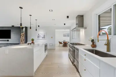 9 Donlea Drive, Hamilton, On L8t 1k4