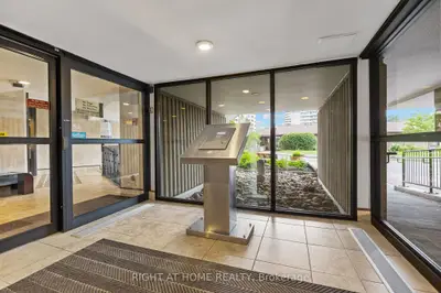 1081 AMBLESIDE Drive 306, Woodroffe, ON K2B 8C8