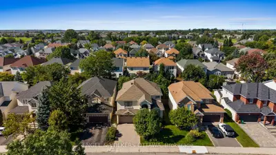 18 PONDHOLLOW Way, Barrhaven, ON K2J 4Y5