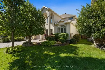 18 PONDHOLLOW Way, Barrhaven, ON K2J 4Y5
