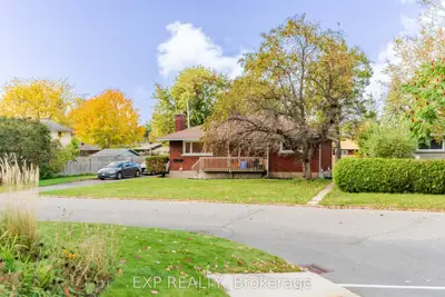 24 NEWHAVEN Street, South of Baseline to Knoxdale, ON K2G 0X5