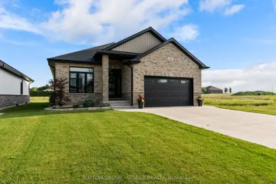 3910 Park Street, Plympton-wyoming, On N0n 1e0