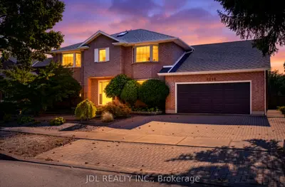 Detached in Niagara Falls