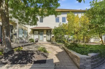 49 Ontario Street 8, Grimsby, On L3m 3h2