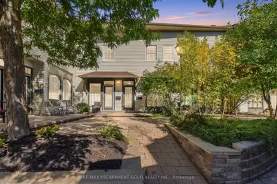 49 Ontario Street 8, Grimsby, On L3m 3h2