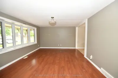 37 Ebury Crescent, London South, On N6c 3e1