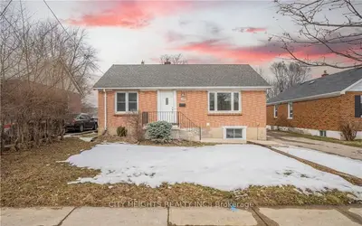 1590 Hartlet Street Main, London East, On N5v 1x8