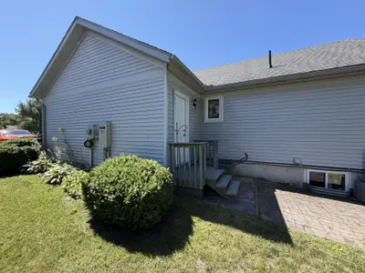 2 Twigs End, Gravenhurst, On P1p 1z2