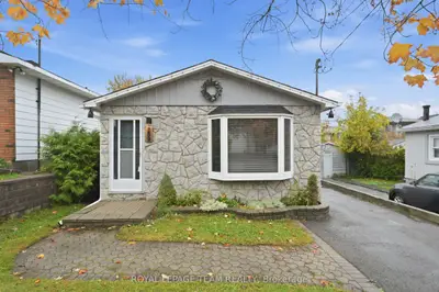 289 Montfort Street, Vanier And Kingsview Park, On K1l 5n7