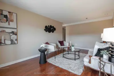 6 Village Green Boulevard 606, Hamilton, On L8g 5b7