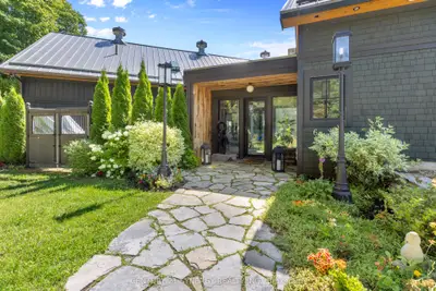 4/6 Sifton Road, Front Of Yonge, On K0e 1r0