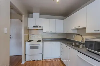 30 CHAPMAN Court 1007, London North, ON N6G 4Y4