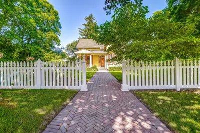 129 Victoria Street, Niagara-on-the-lake, On L0s 1j0