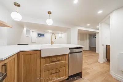 113 Erin Avenue Lower, Hamilton, On L8k 4w1