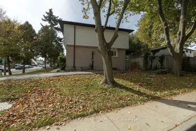 4 Glamis Court, Hamilton, On L9c 6b3