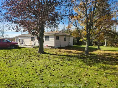 182 Smokes Point Road, Prince Edward County, On K0k 1l0