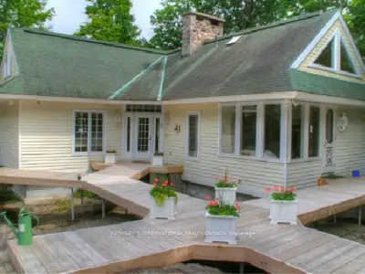 1560 Peninsula Road, Muskoka Lakes, On P0b 1j0