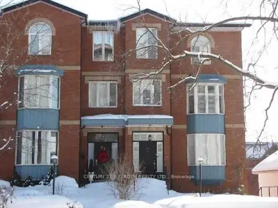 Att/Row/Townhouse in Barrie