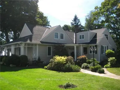 Detached in Port Colborne