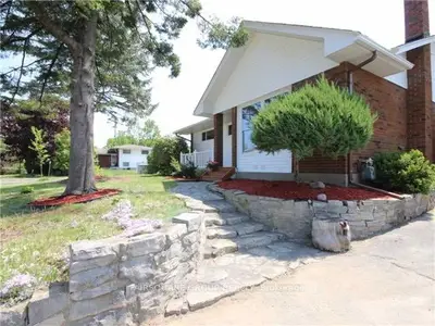 Detached in Parkway Park - Queensway Terrace S and Area