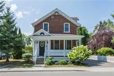 7 Centre Street, Prince Edward County, On K0k 2t0