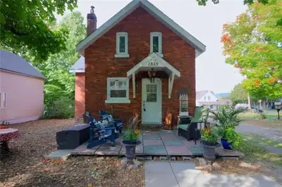 15 Leonard Avenue, Penetanguishene, ON L9M 1E3