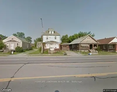 Detached in Niagara Falls