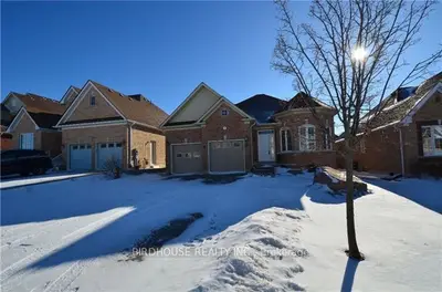 27 Ellis Crescent, Kawartha Lakes, On K9v 0a5