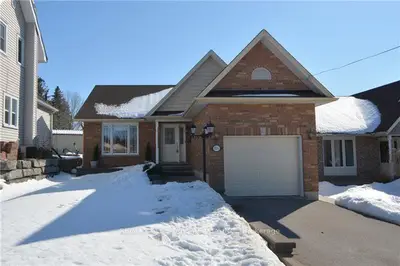 33 1/2 Park Side Drive, Kawartha Lakes, On K9v 5y1