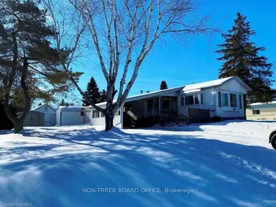 18 Fenelon Way, Kawartha Lakes, On K9v 4r1