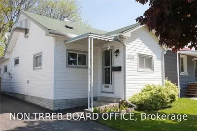 Detached in Niagara Falls