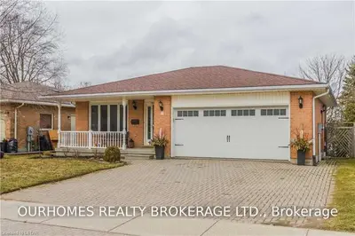 16 Mason Drive, Ingersoll, On N5c 3z9