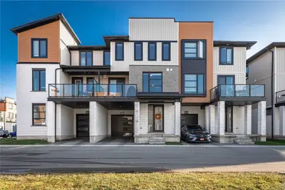925 Manhattan Way, London North, On N6h 0j7