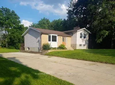 9 BAYLEY Street, Lambton Shores, ON N0N 1J0