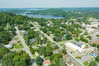 4 Duncan Street E, Huntsville, On P1n 1v9