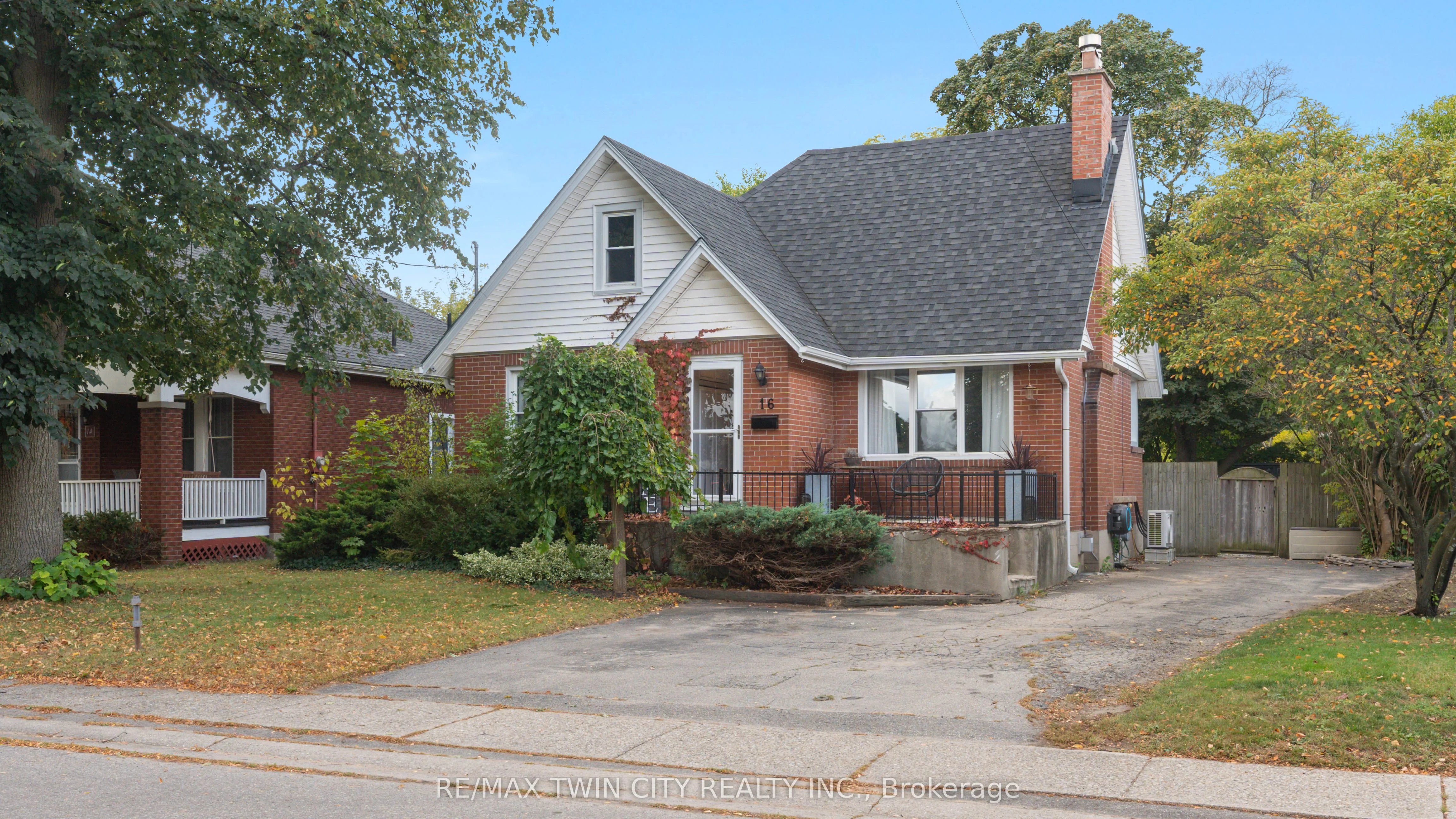 16 Hamilton Avenue, Brantford, ON N3S 6Z5