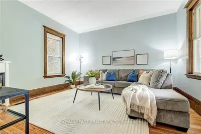 41 Victoria Street N, Woodstock, On N4s 6t9