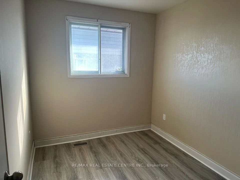 26 CLARKE Street N Upper, Woodstock, ON N4S 7M5